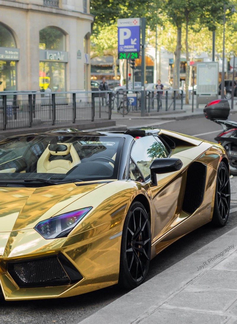 Спорткар Ламборджини авентадор