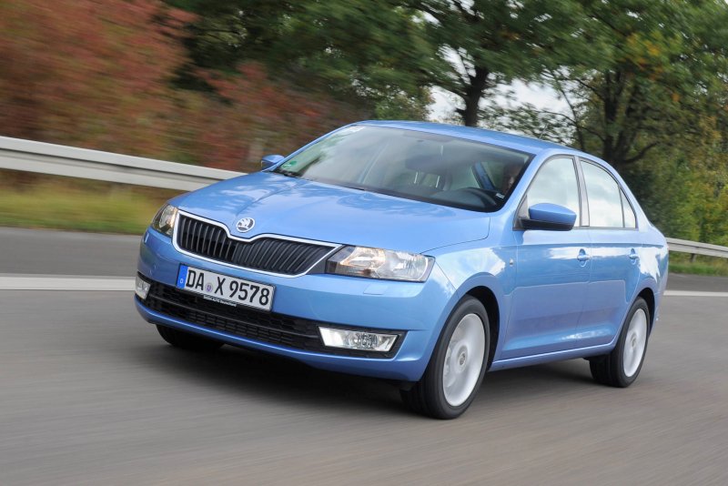 Škoda Rapid голубая