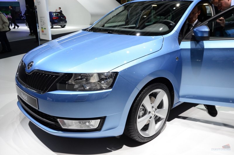 Skoda Rapid голубая