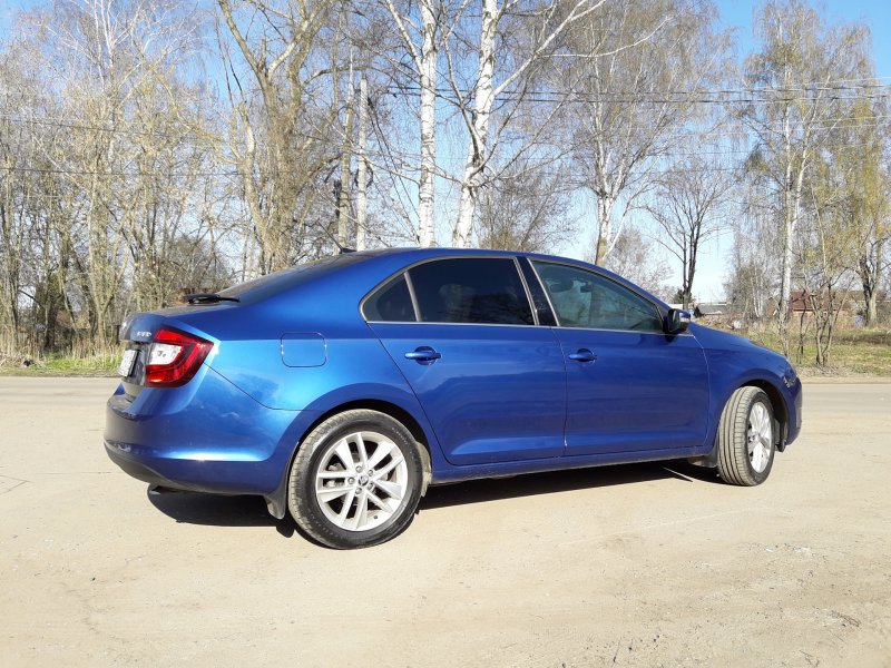 Skoda Rapid синий