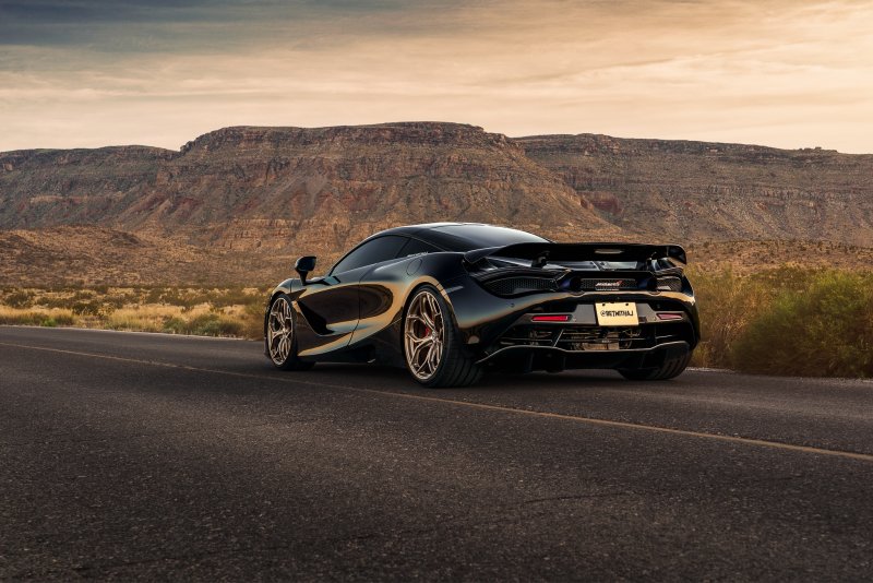 MCLAREN 720s сзади