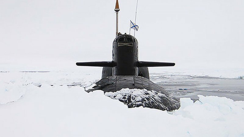 Подводная лодка Борей во льдах