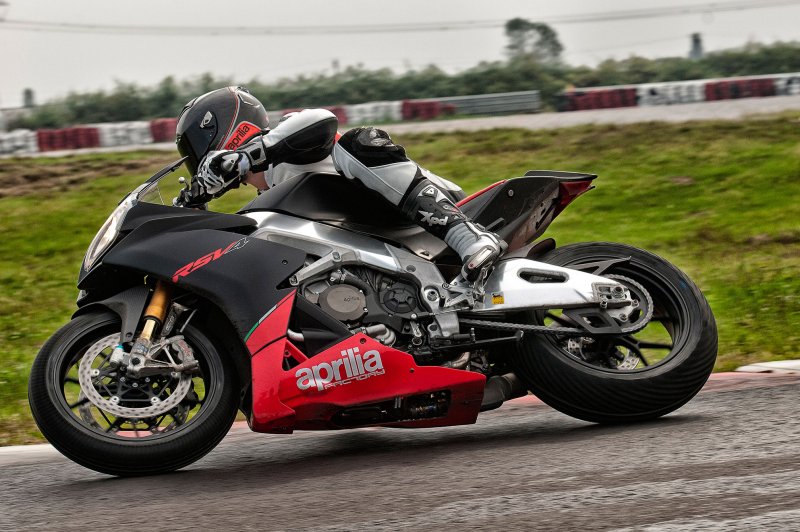 Мото Априлия rsv4