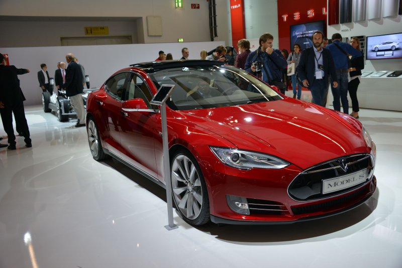 Машина Tesla model s