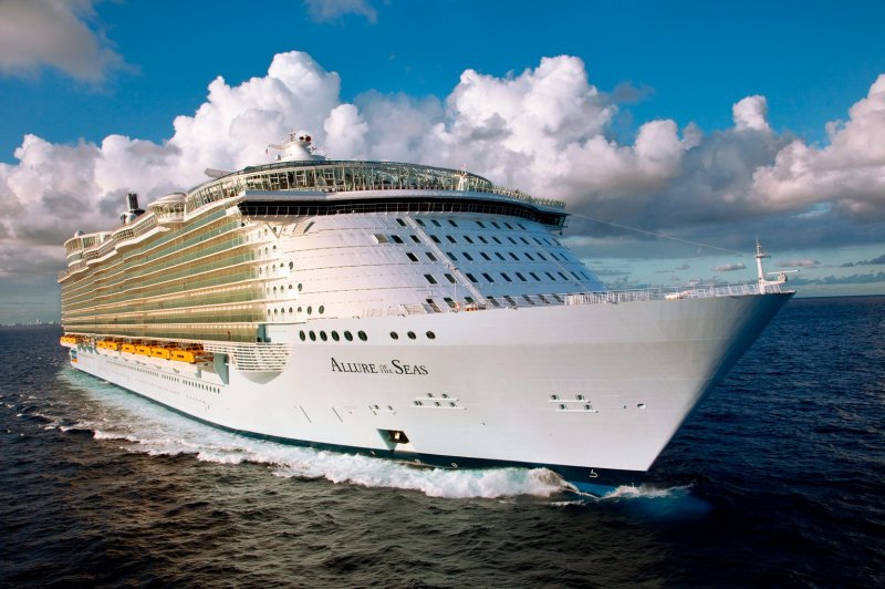 Круизный корабль "Allure of the Seas"