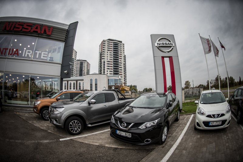 Несколько автомобилей Nissan