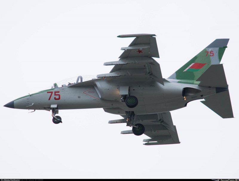 Як-130 на стоянке