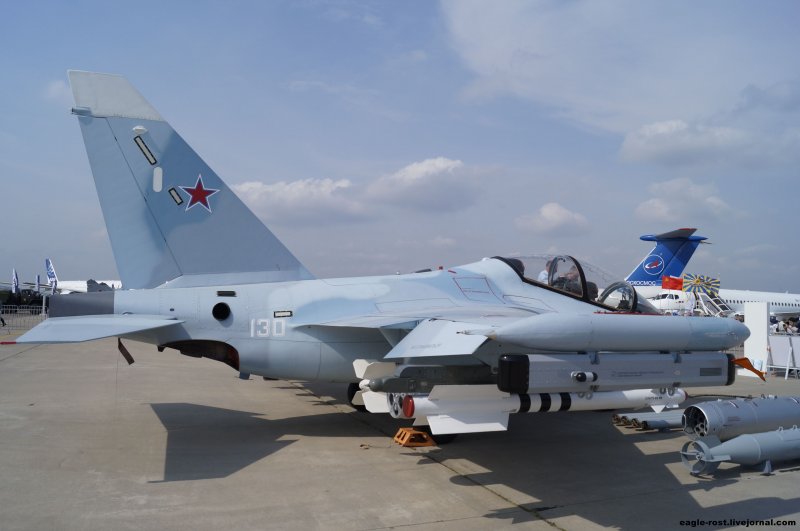 Зеленый военный самолет