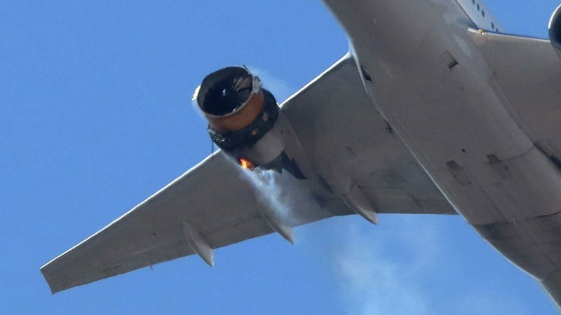 Boeing 777 загорелся двигатель