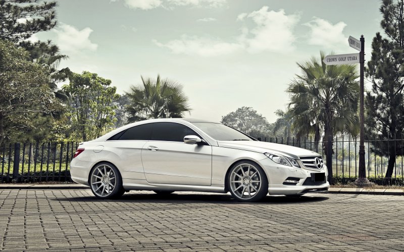 Машина Mercedes Benz e class купе