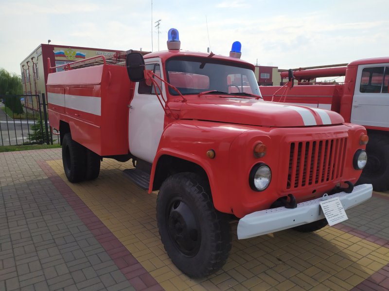 Машина со значком орла