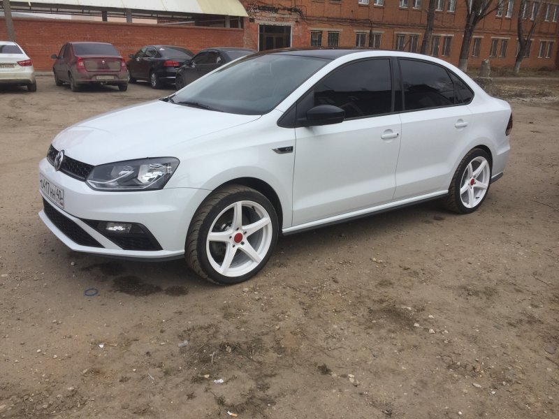 VW Polo sedan r17