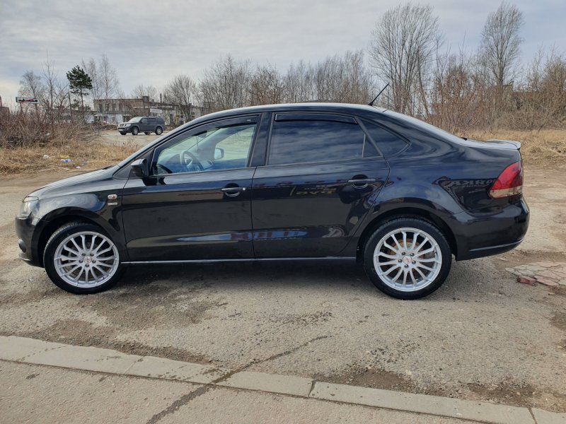 Черный VW Polo r17