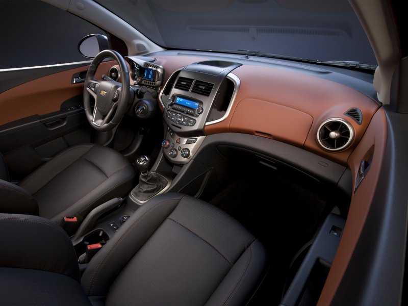 Chevrolet Aveo 2012 седан салон