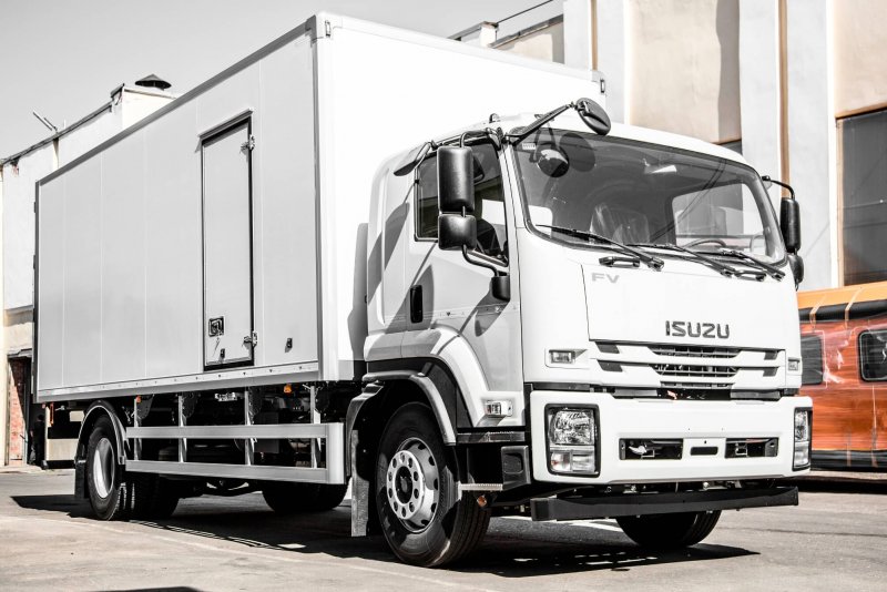 Isuzu npr75lk промтоварный фургон