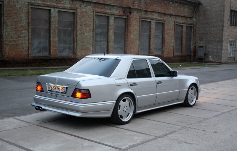 Mercedes Benz 124 AMG