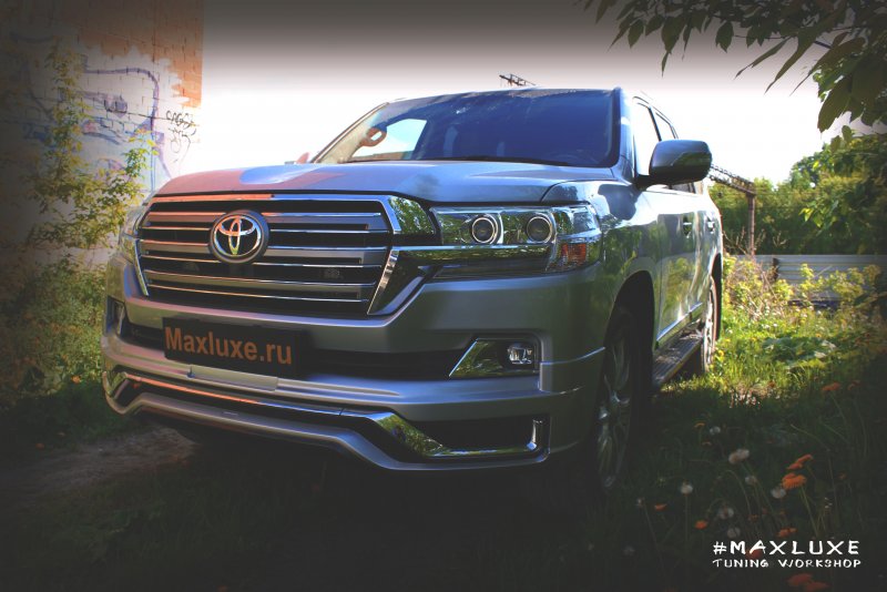 Toyota Land Cruiser 200 черный