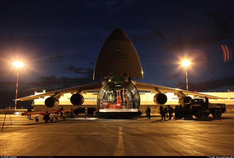 АН-124 Руслан погрузка