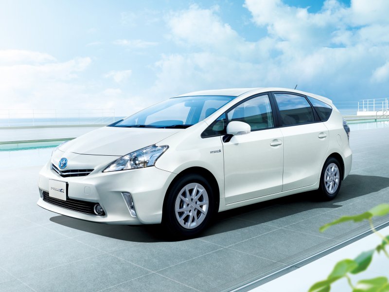 Toyota Prius Alpha 2011