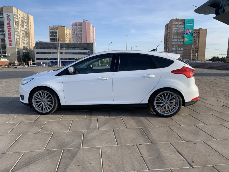 Ford Focus белый r18