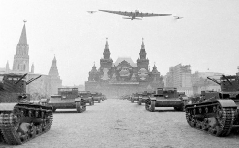 Самолет гигант Максим Горький на параде
