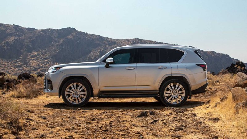 Lexus LX 570 2022 салон