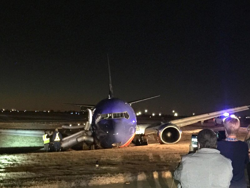 Боинг 737 в аэропорту ночью