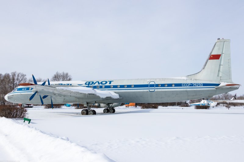 Ил-18 пассажирский самолёт салон