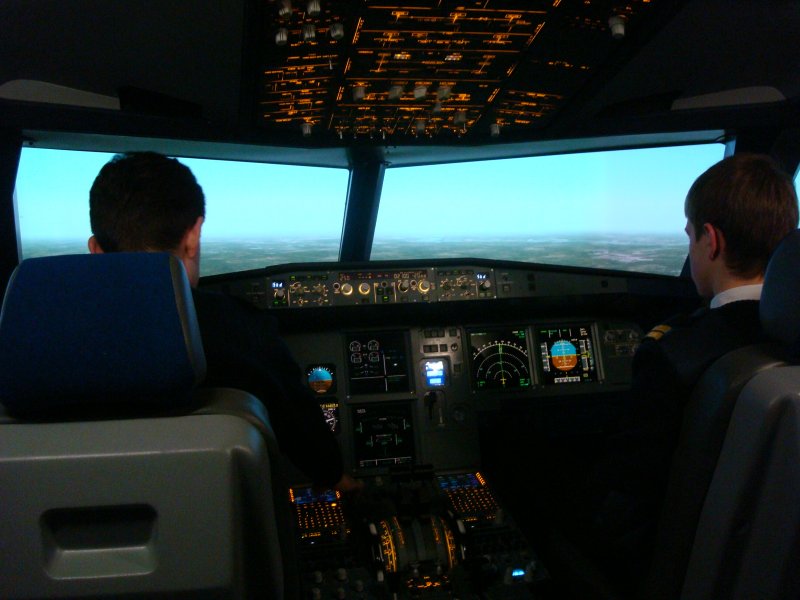 Airbus a220 кабина пилота