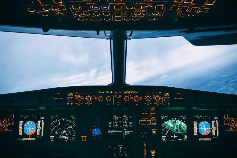 Airbus a220 кабина пилота