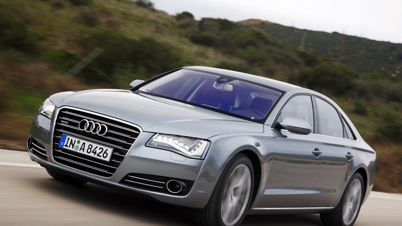 Машина Audi a8