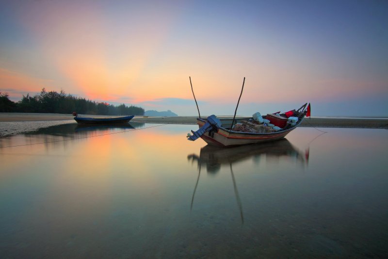 Рыбацкая лодка в море