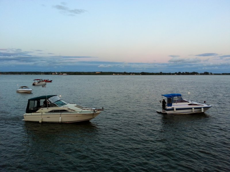 Картинка катера на воде