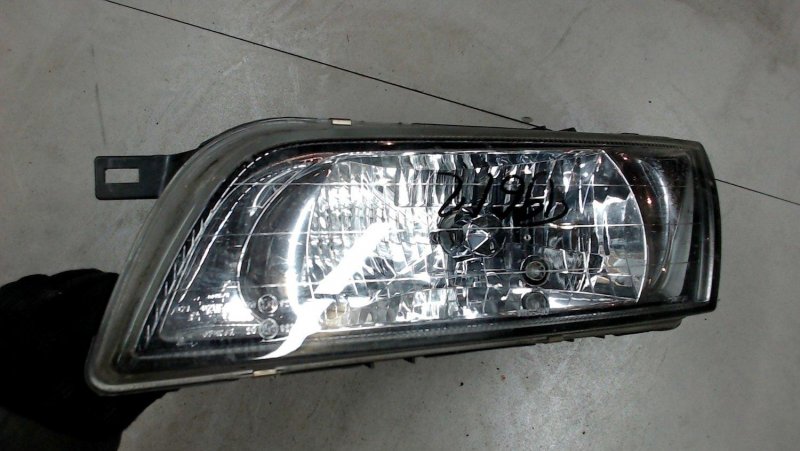 Передние фары на Nissan Versa .2014