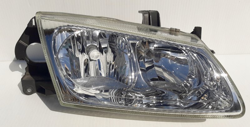 Фара Nissan Almera Tino