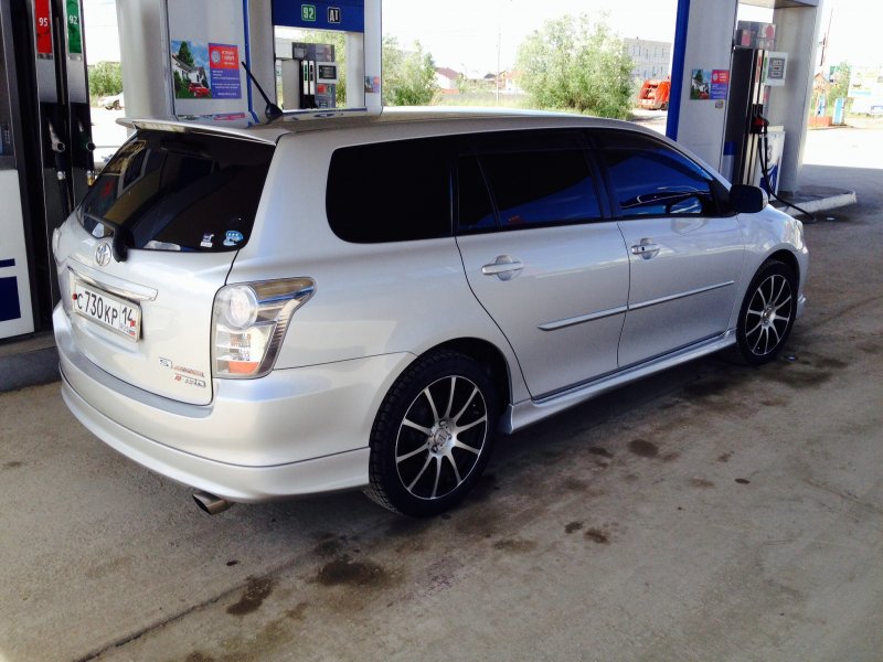 Toyota Corolla Fielder 2000 белая спойлер