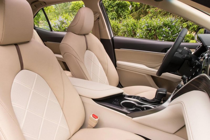 Toyota Camry 2021 светлый салон