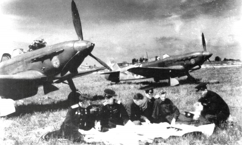 Советский истребитель "як-1б"