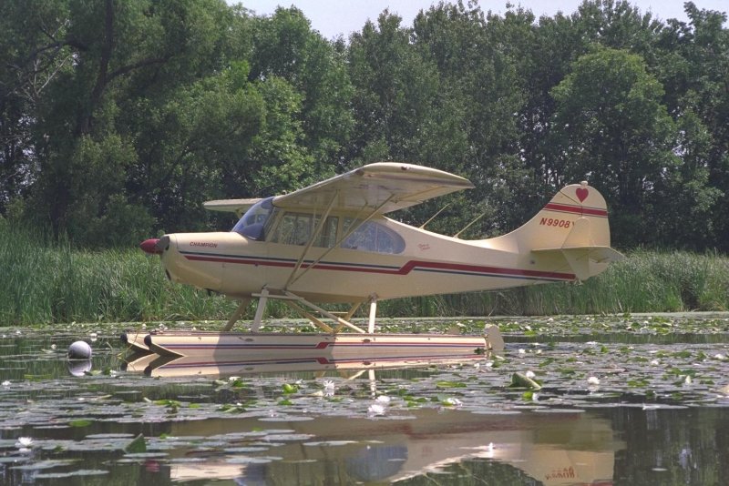 Самолет садится на воду