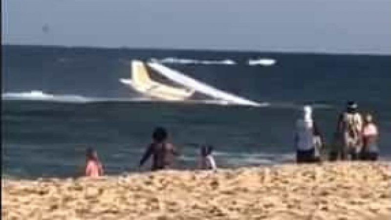 Самолет сел в море