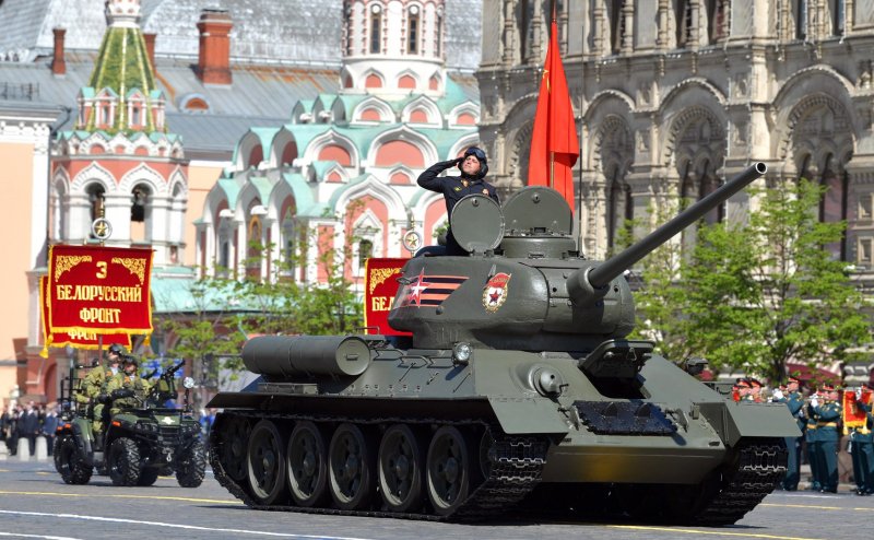 Танк т-34 на красной площади