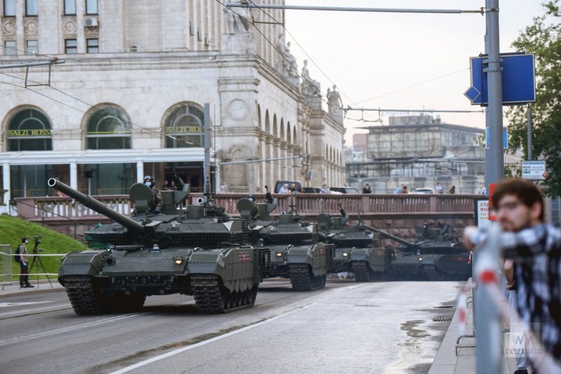 Т 14 на параде Победы