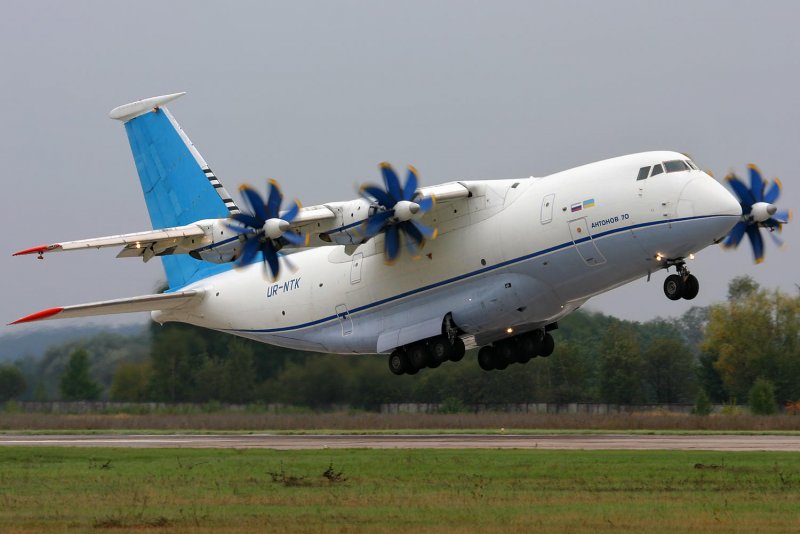 АН-70 военно-транспортный самолёт