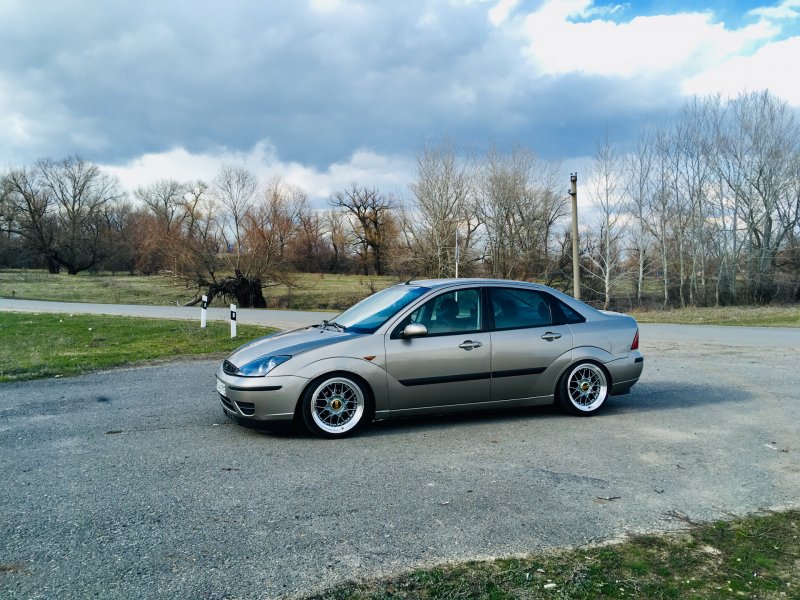 Ford Focus 1 седан на дисках