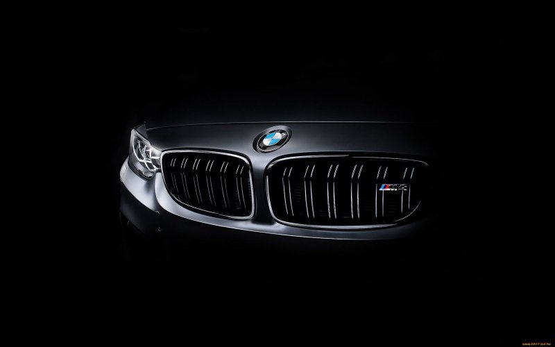 Фары BMW на черном фоне