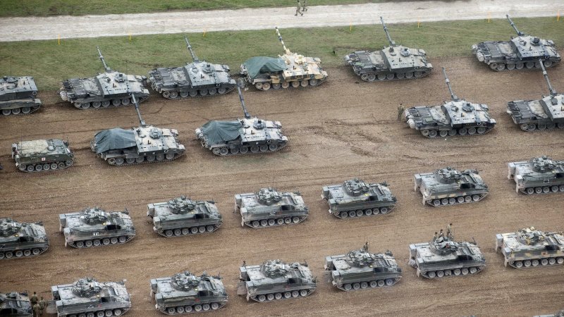 Много военной техники