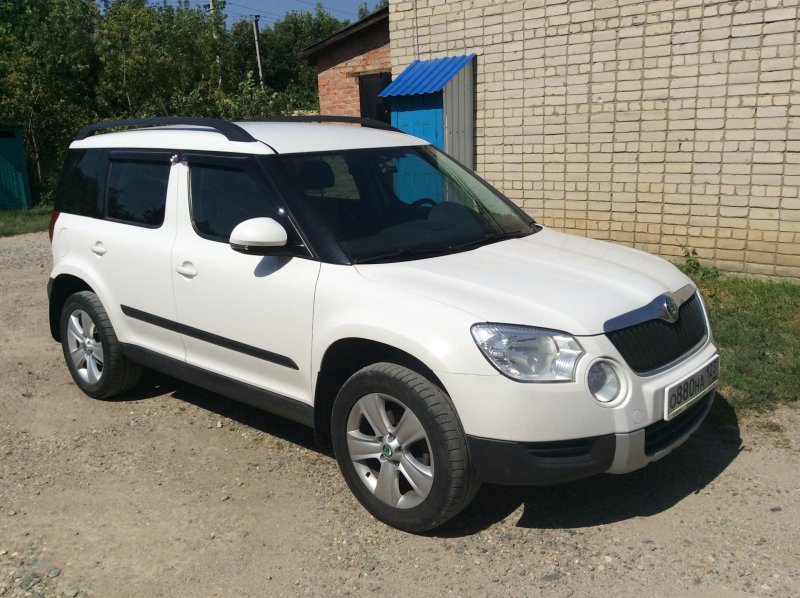 Skoda Yeti белая с черной крышей