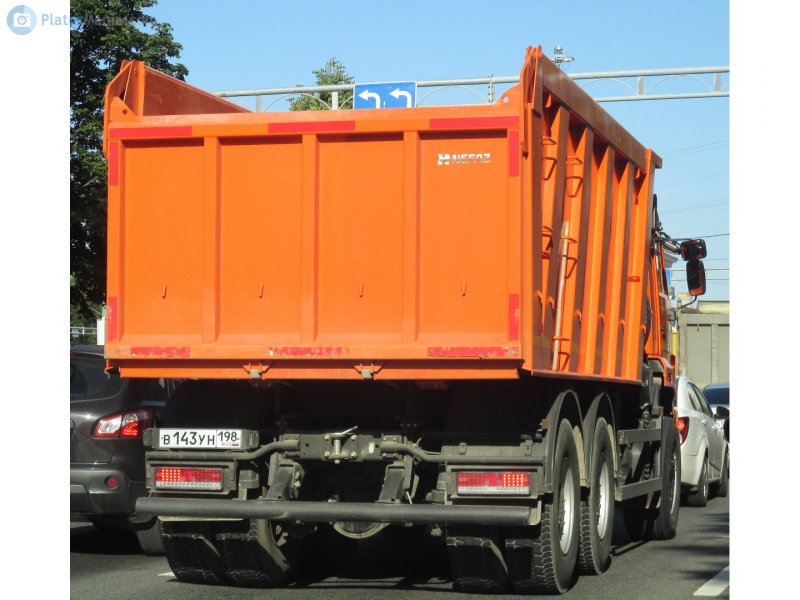 КАМАЗ 6520 вид сзади