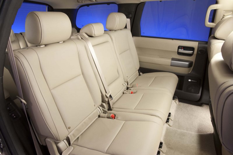 Toyota Sequoia 2013 салон сзади
