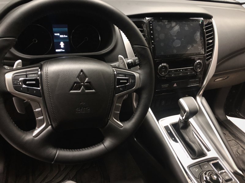Mitsubishi Pajero Sport черный